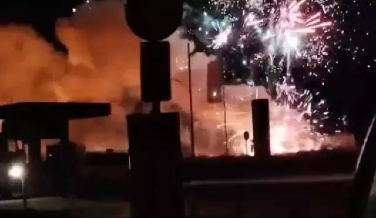 Otoyolda feci kaza! Havai fişek taşıyan kamyon ve otomobil çarpıştı, 2’si çocuk 4 kişi öldü Otoyolda feci kaza! Havai fişek taşıyan kamyon ve otomobil çarpıştı, 2’si çocuk 4 kişi öldü - 1. Resim