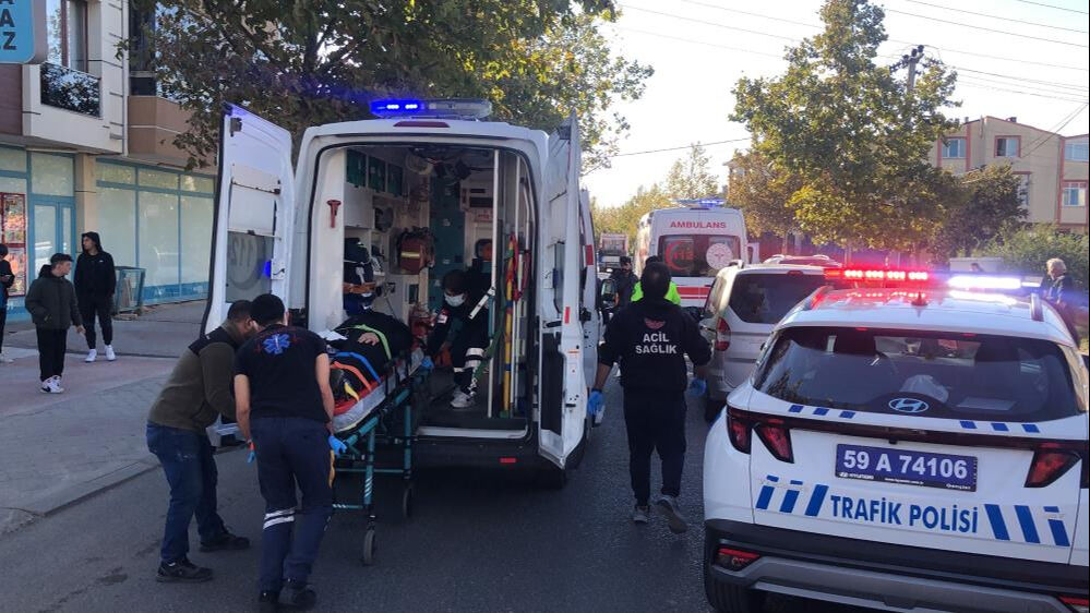 Tekirdağ'da minibüs şoförü yaya geçidini kullanan ikisi çocuk 3 kişiye çarptı - 3. Resim