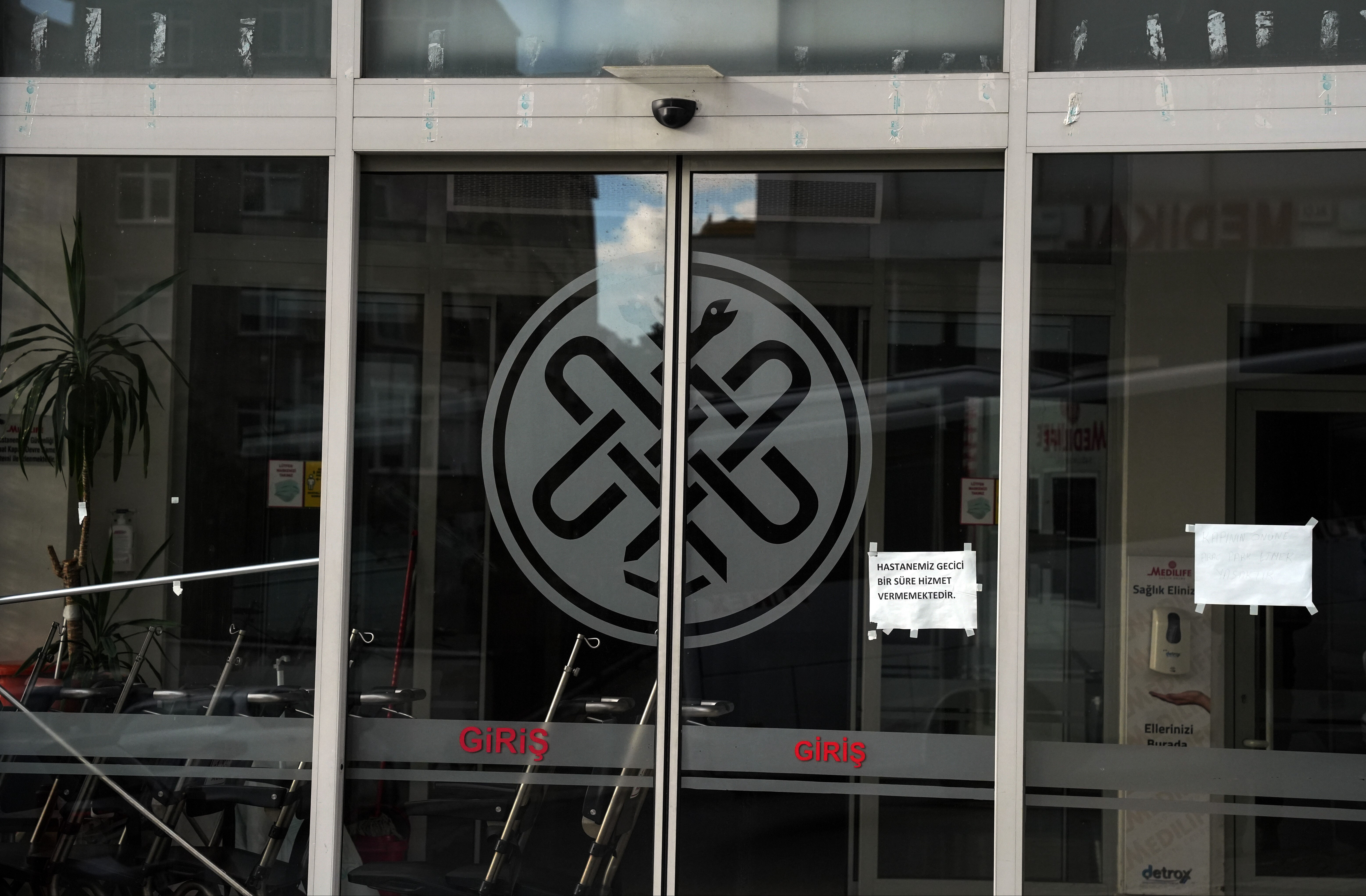 Yenidoğan skandalında adı geçen hastanenin camında dikkat çeken afiş Yenidoğan skandalında adı geçen hastanenin camında dikkat çeken afiş - 1. Resim