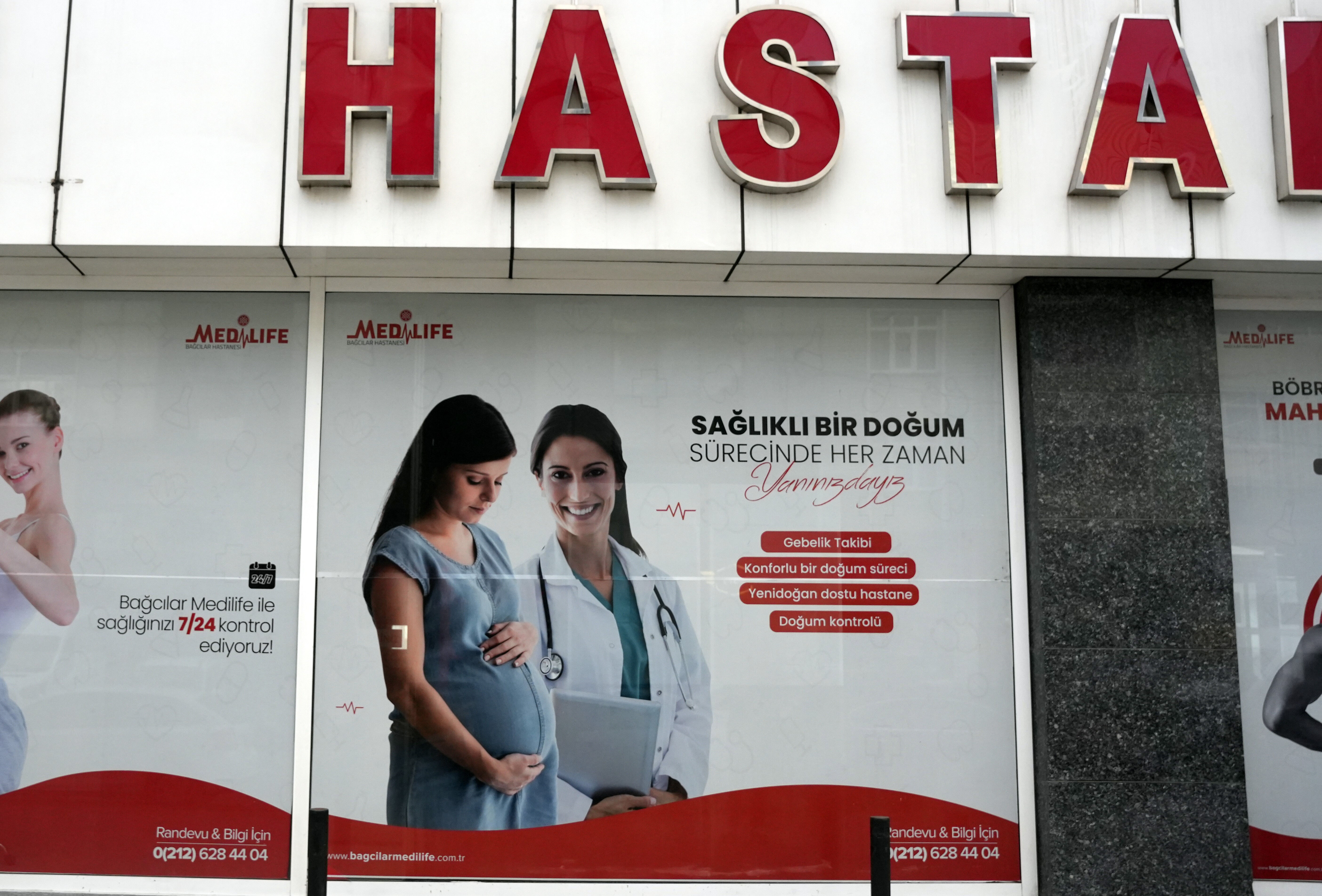 Yenidoğan skandalında adı geçen hastanenin camında dikkat çeken afiş Yenidoğan skandalında adı geçen hastanenin camında dikkat çeken afiş - 3. Resim