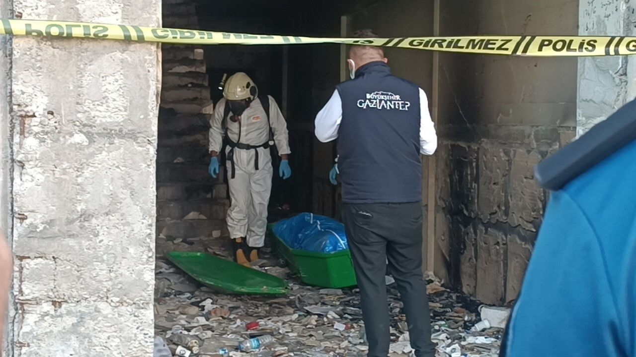 Yıkım için girilen binada korkunç manzara! Ekipler özel kıyafetle müdahale etti - 1. Resim