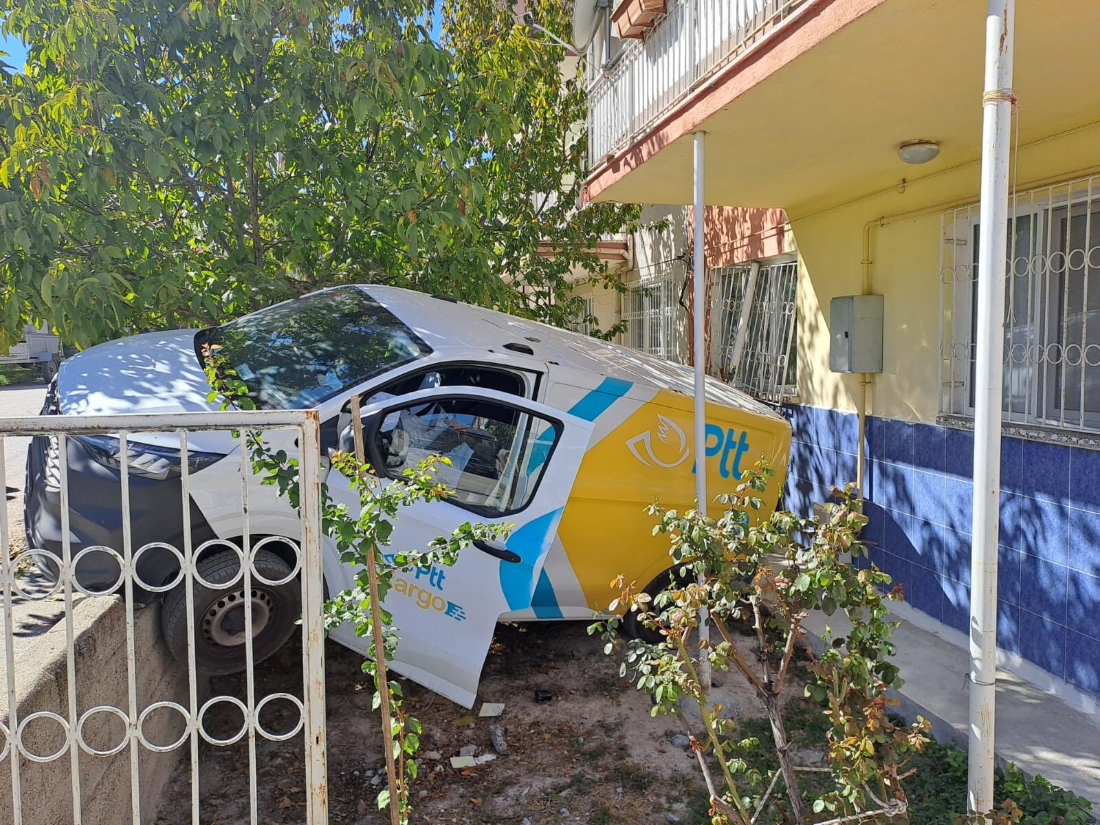 Yokuşta bırakılan PTT kargo aracı, 3 araca çarpıp evin bahçesine düştü - 1. Resim