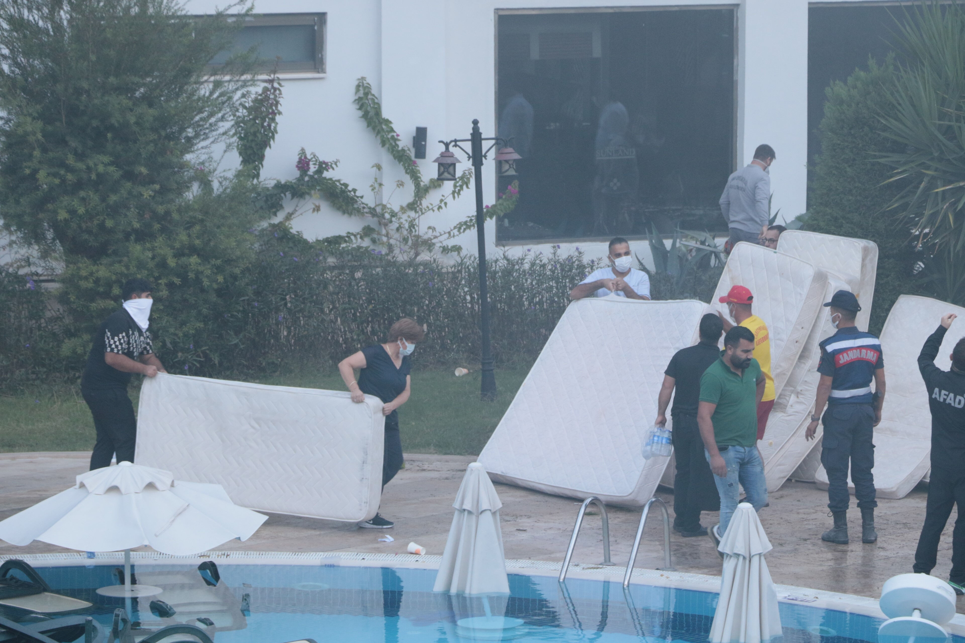 5 yıldızlı otelde yangın paniği! Mahsur kalanlar vinçle kurtarıldı, 8 kişi hastanelik oldu - 3. Resim