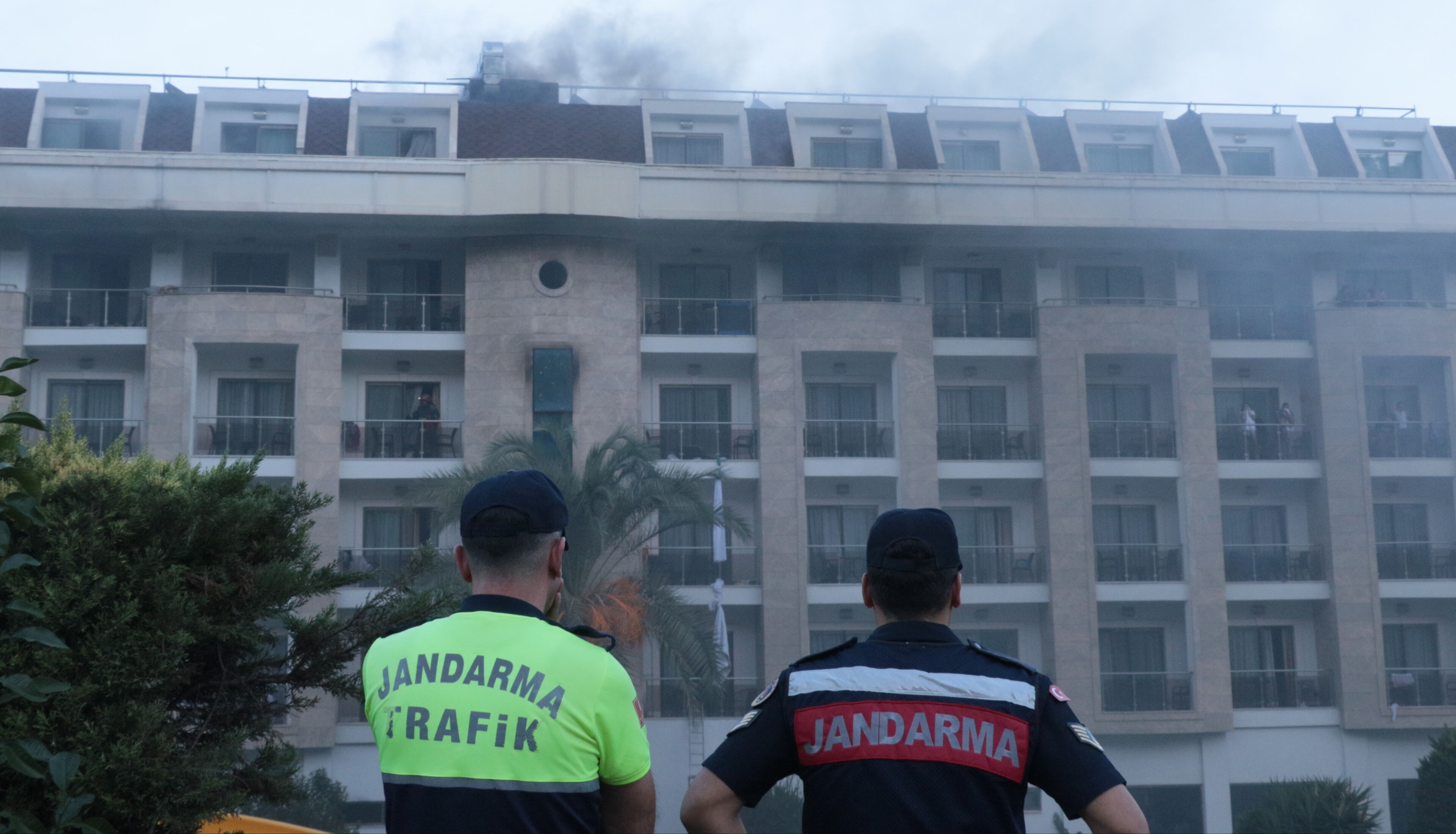 5 yıldızlı otelde yangın paniği! Mahsur kalanlar vinçle kurtarıldı, 8 kişi hastanelik oldu - 1. Resim
