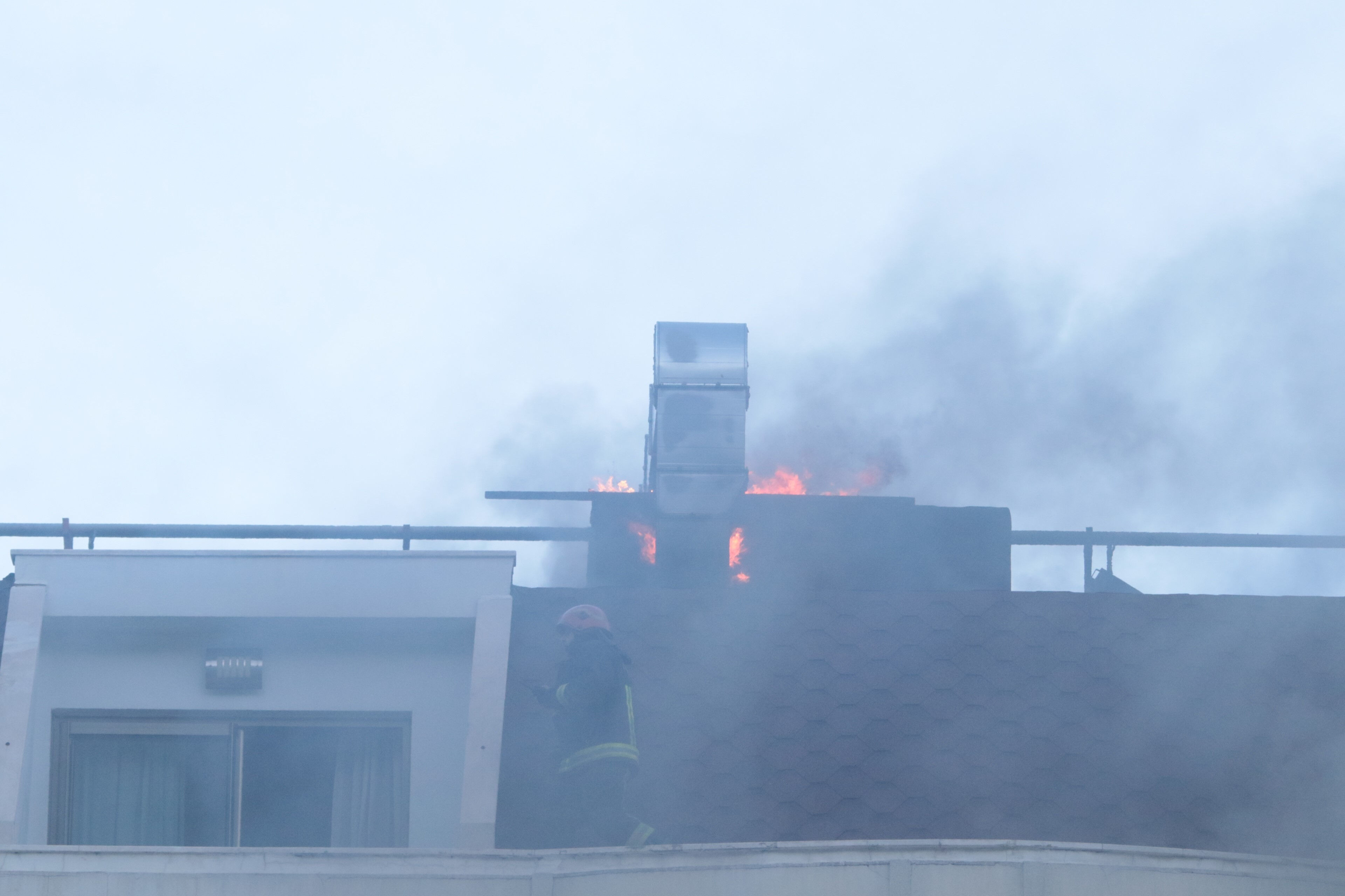 5 yıldızlı otelde yangın paniği! Mahsur kalanlar vinçle kurtarıldı, 8 kişi hastanelik oldu - 2. Resim