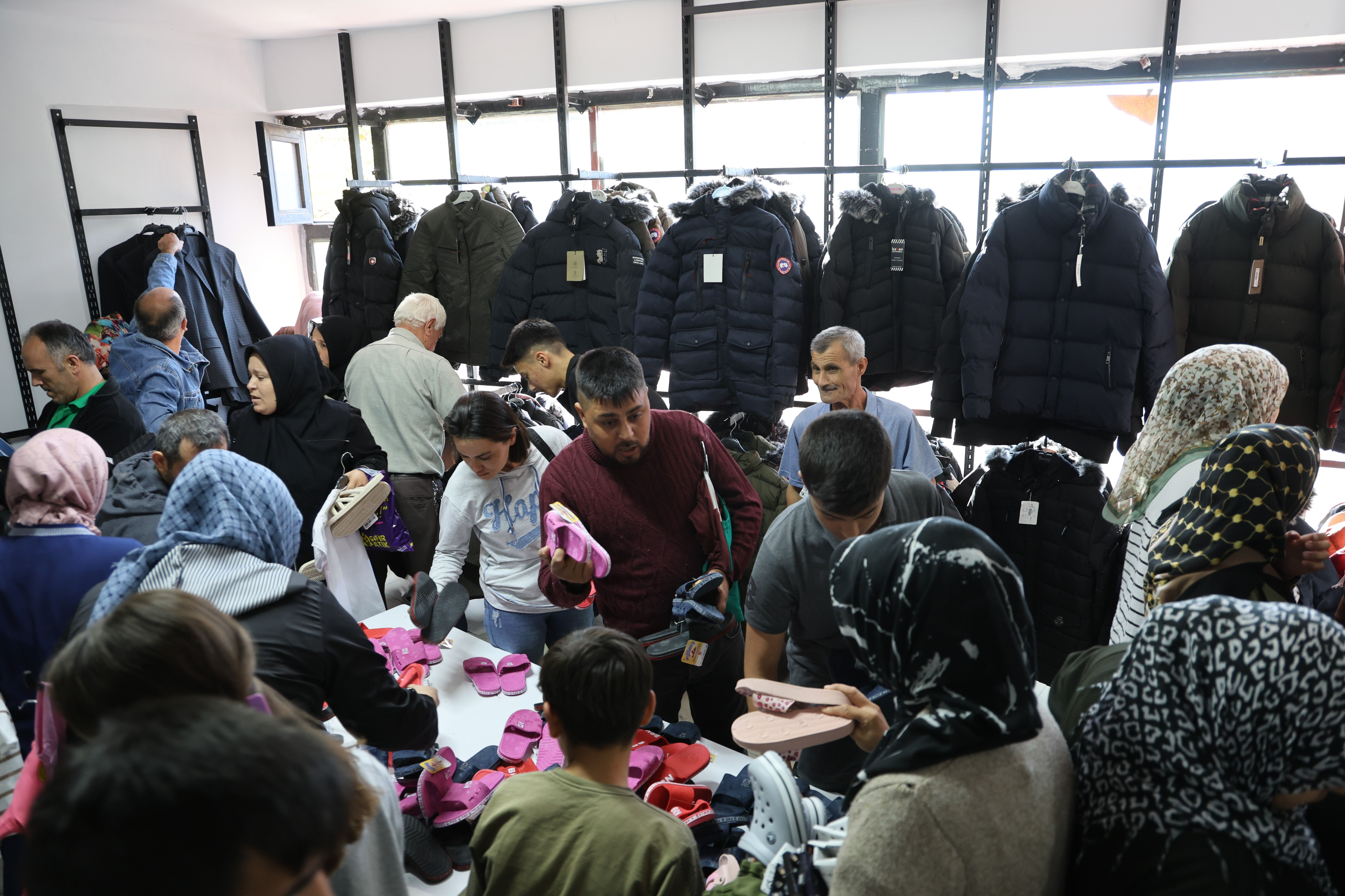 Açılış indirimi izdihama neden oldu! Birbirleriyle yarıştılar - 2. Resim