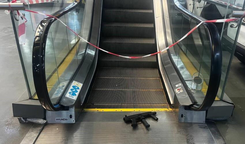 Esenyurt’ta korku dolu anlar! Kadın kılığına girip kurşun yağdırdı Esenyurt’ta korku dolu anlar! Kadın kılığına girip kurşun yağdırdı - 1. Resim