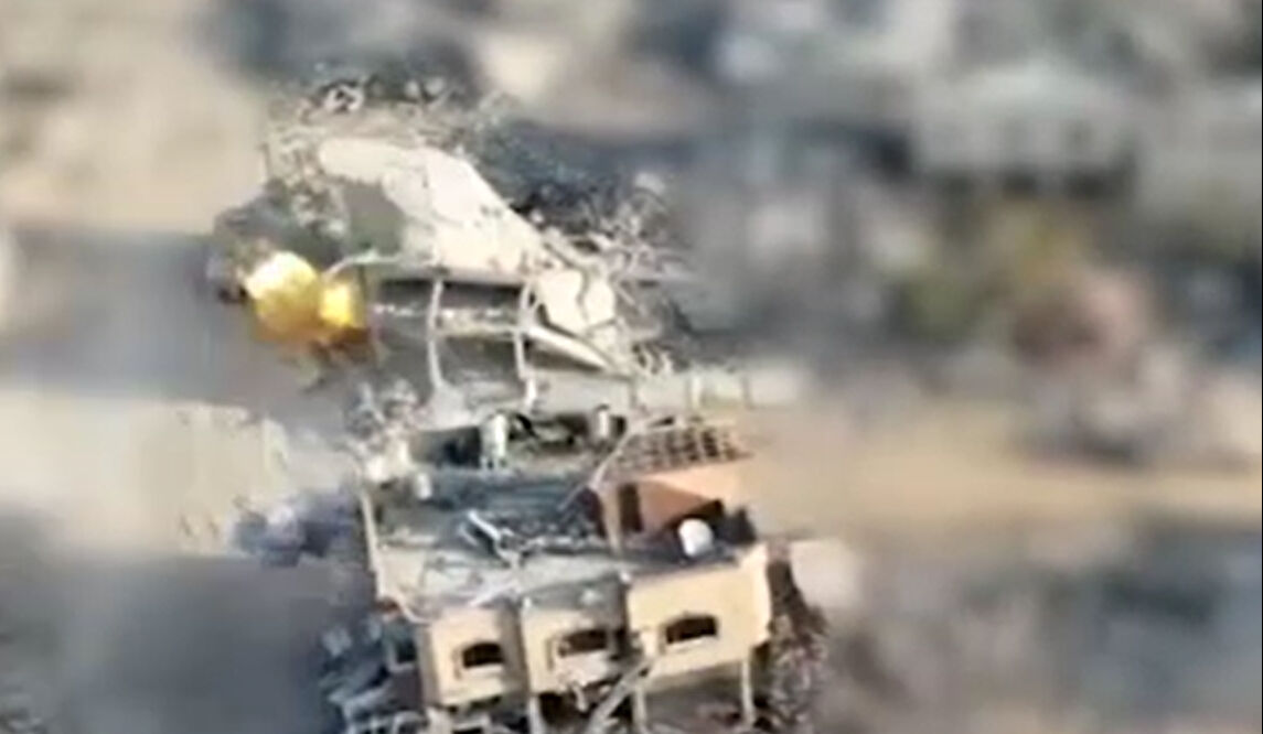 İsrail, Yahya Sinvar'ın öldürülme anının görüntülerini servis etti İsrail, Yahya Sinvar'ın öldürüldüğü binanın tankla vurulma anının görüntüleri servis etti - 2. Resim