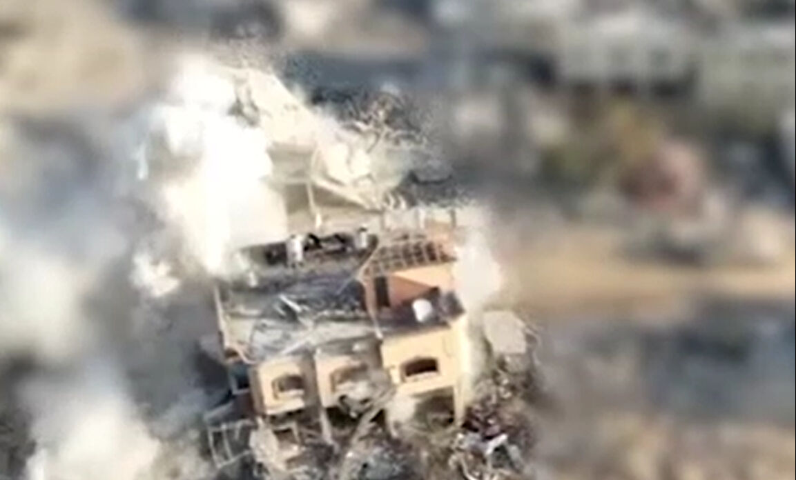 İsrail, Yahya Sinvar'ın öldürülme anının görüntülerini servis etti İsrail, Yahya Sinvar'ın öldürüldüğü binanın tankla vurulma anının görüntüleri servis etti - 3. Resim