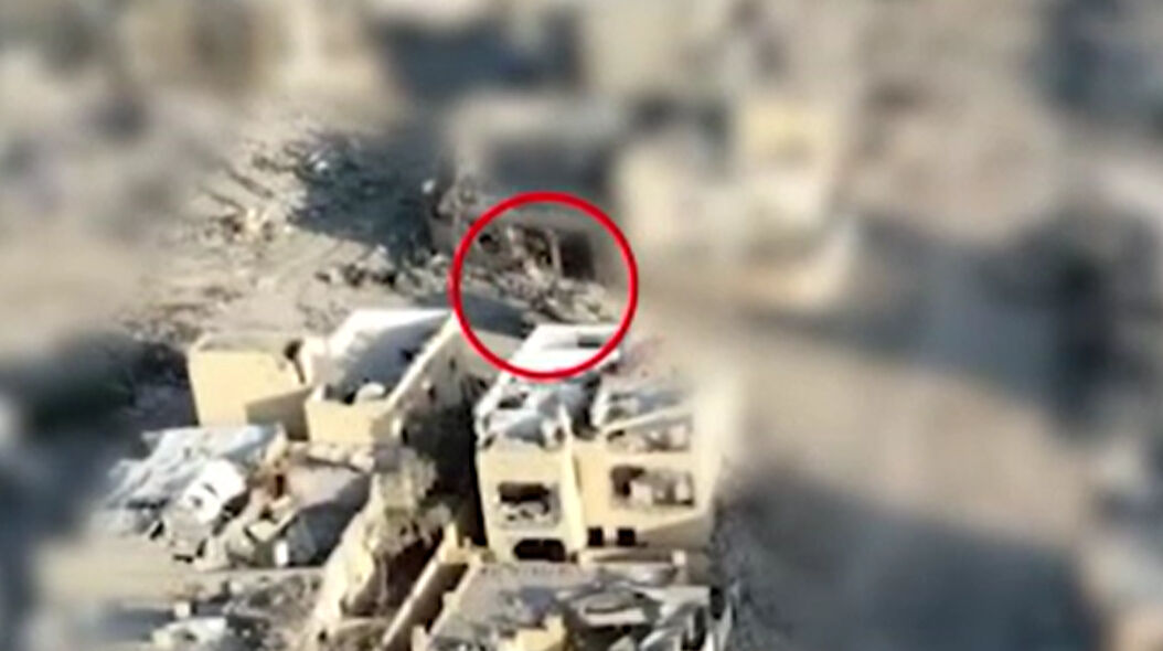 İsrail, Yahya Sinvar'ın öldürülme anının görüntülerini servis etti İsrail, Yahya Sinvar'ın öldürüldüğü binanın tankla vurulma anının görüntüleri servis etti - 1. Resim