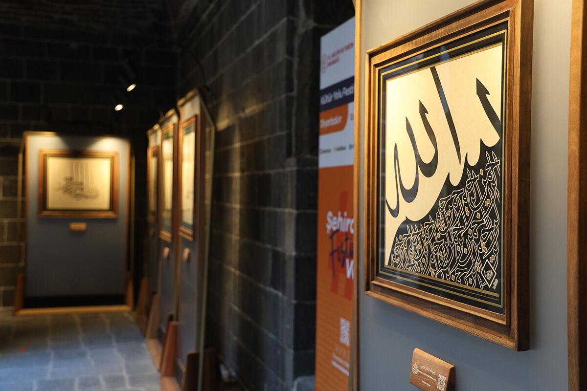 Kültür Yolu Festivali Diyarbakır Ulu Cami'de! 'Besmele-i Şerif' sergisi gençlerin ilgisini çekti - 1. Resim