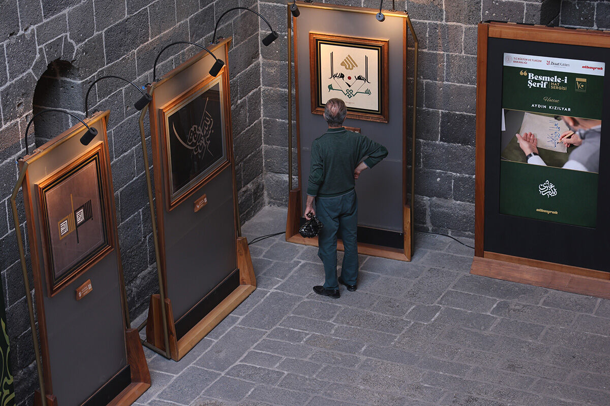 Kültür Yolu Festivali Diyarbakır Ulu Cami'de! 'Besmele-i Şerif' sergisi gençlerin ilgisini çekti - 2. Resim