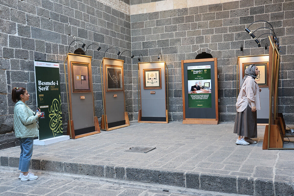 Kültür Yolu Festivali Diyarbakır Ulu Cami'de! 'Besmele-i Şerif' sergisi gençlerin ilgisini çekti - 3. Resim