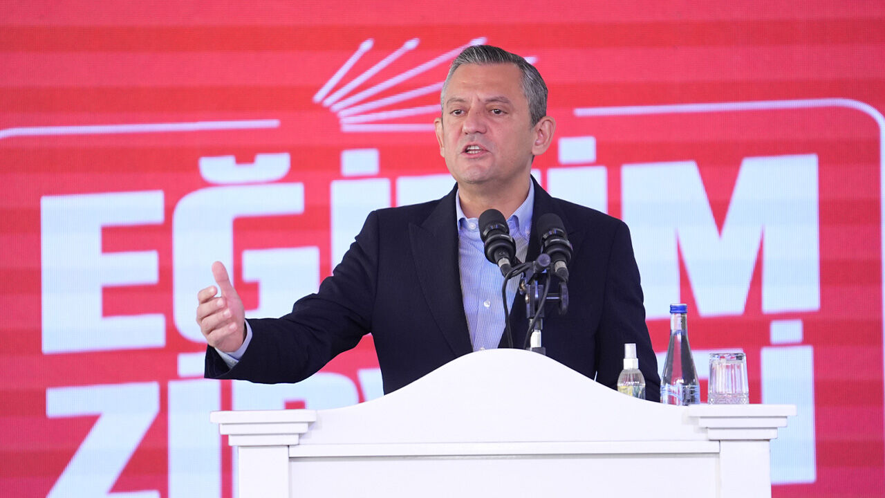 Özgür Özel'den yenidoğan çetesi davasıyla ilgili çağrı: Hepsini bir gecede kamulaştıralım Özgür Özel'den yenidoğan çetesi davasıyla ilgili çağrı: Hepsini bir gecede kamulaştıralım - 2. Resim