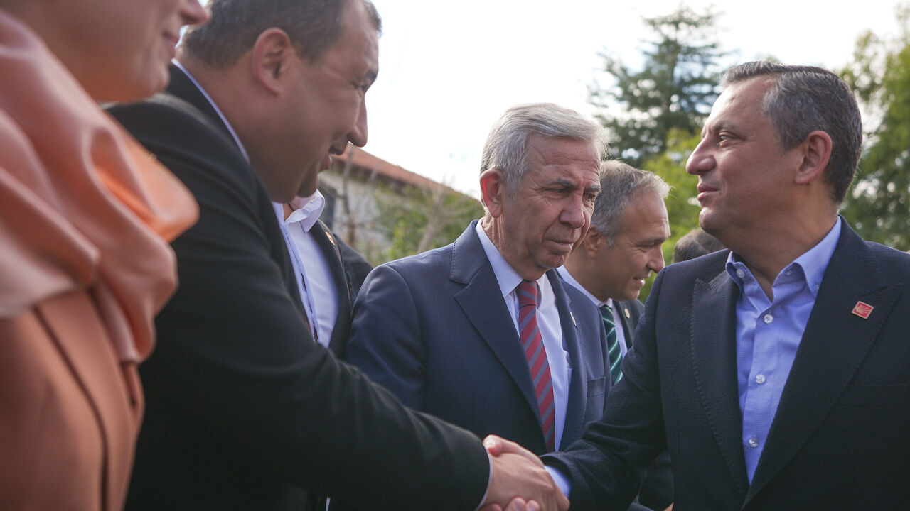 Özgür Özel'den yenidoğan çetesi davasıyla ilgili çağrı: Hepsini bir gecede kamulaştıralım Özgür Özel'den yenidoğan çetesi davasıyla ilgili çağrı: Hepsini bir gecede kamulaştıralım - 1. Resim