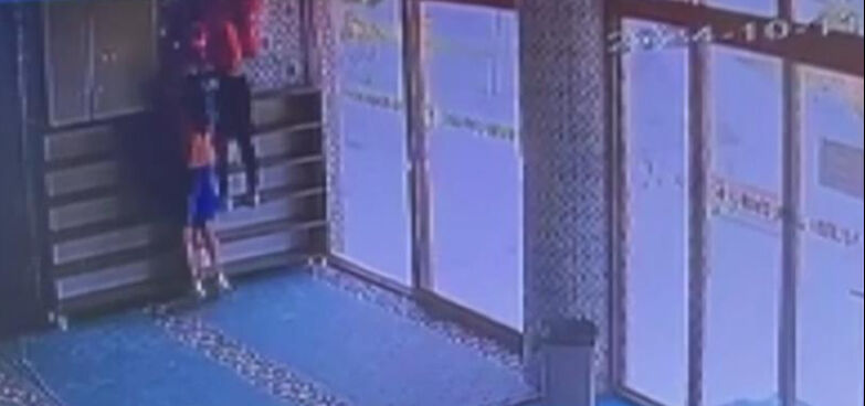 Yalova'daki bir caminin yangın söndürme tüpü çaldılar! Hırsızlar güvenlik kamerasına yakalandı - 2. Resim