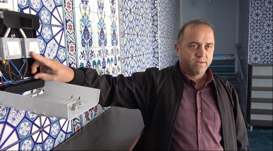 Yalova'daki bir caminin yangın söndürme tüpü çaldılar! Hırsızlar güvenlik kamerasına yakalandı - 3. Resim