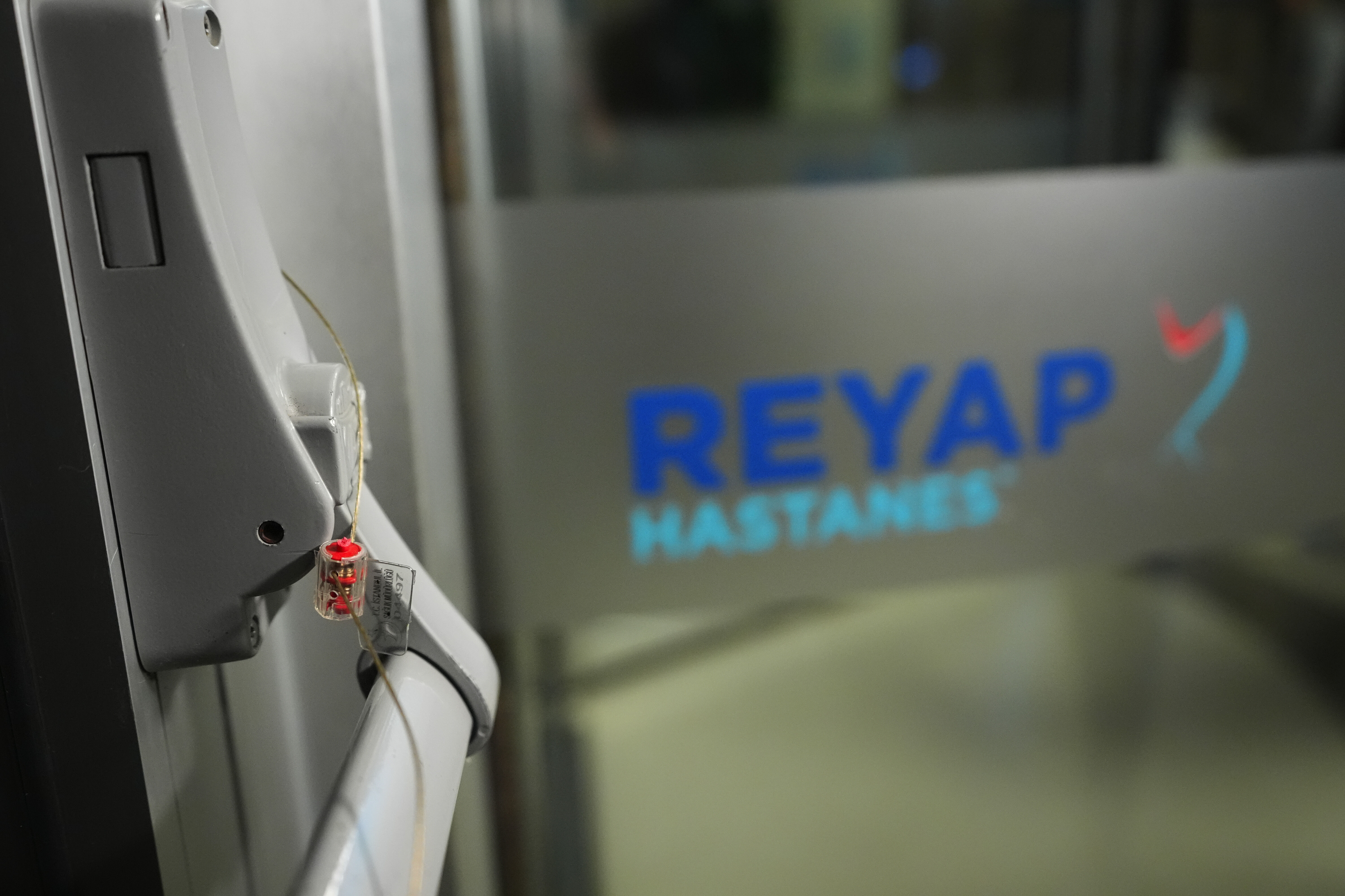 "Yenidoğan çetesi" yuvalanmıştı! Ruhsatı iptal edilen hastanelerin kapısına tek tek mühür vuruluyor "Yenidoğan çetesi" yuvalanmıştı! Ruhsatı iptal edilen hastanelerin kapısına tek tek mühür vuruluyor - 2. Resim