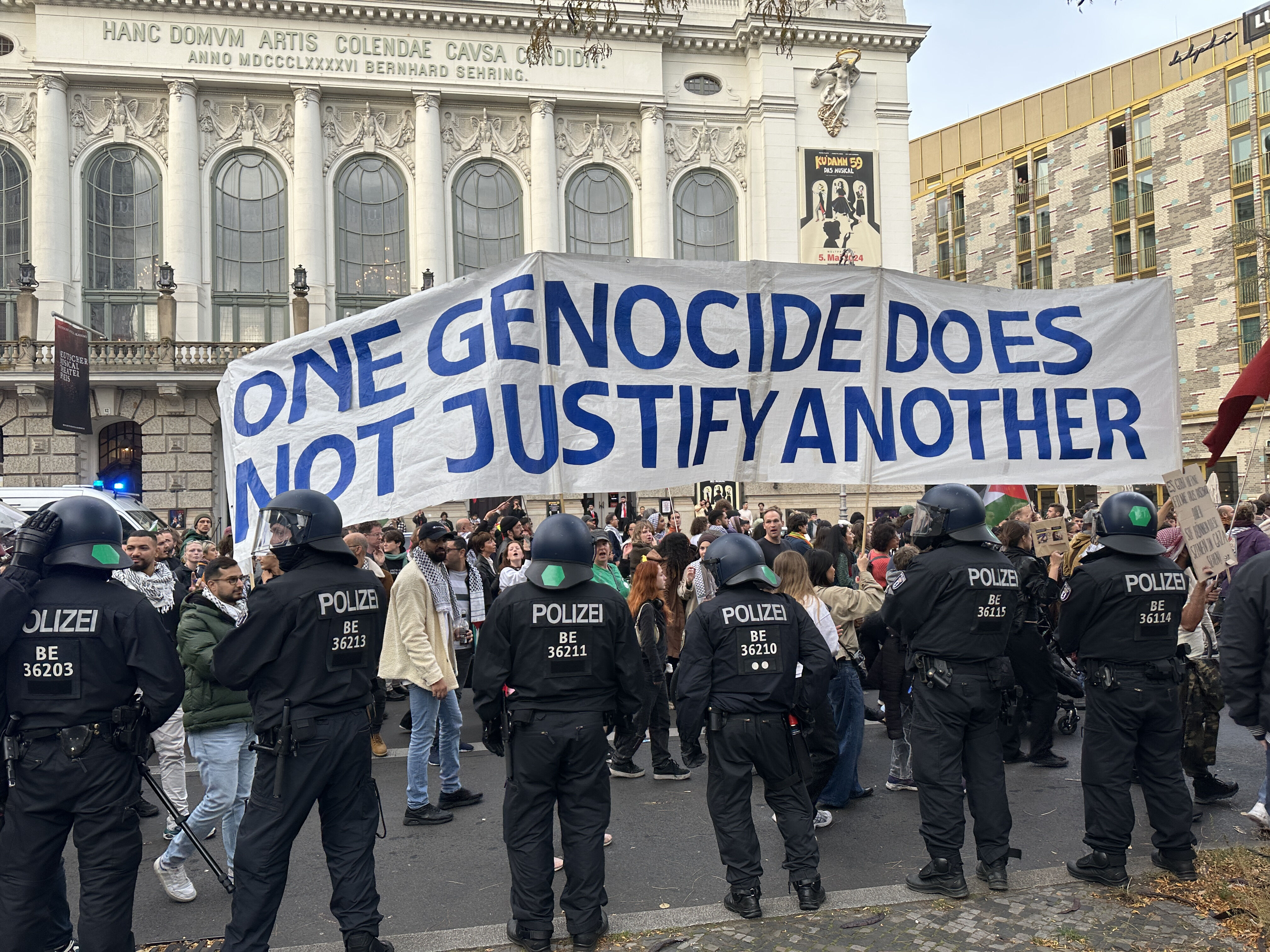 Alman polisinden Filistin'e destek gösterilerine sert müdahale! Aralarında çocuklar da var - 1. Resim
