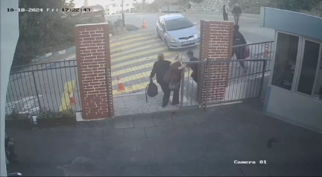 Araç okula daldı! Çocuklar ve veliler son anda kurtuldu - 1. Resim