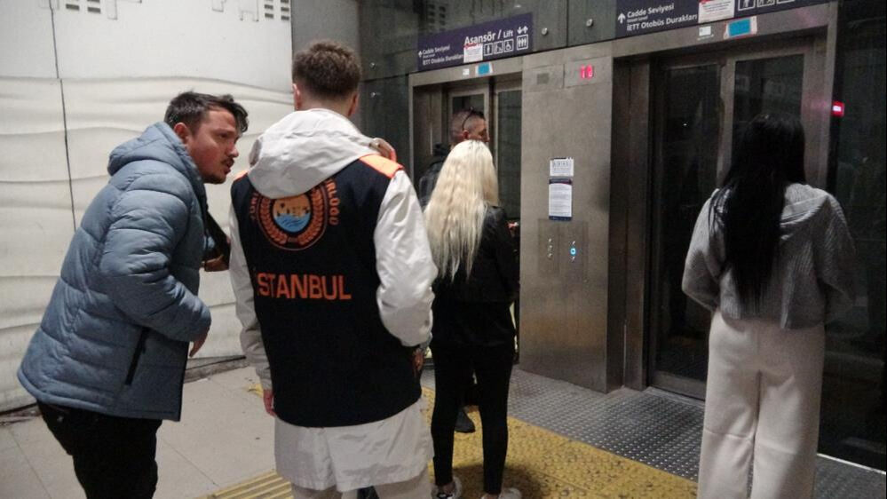 Bu defa Türk bayrağını kullandılar... Taksim'de 3 kadın suçüstü yakalandı! - 2. Resim