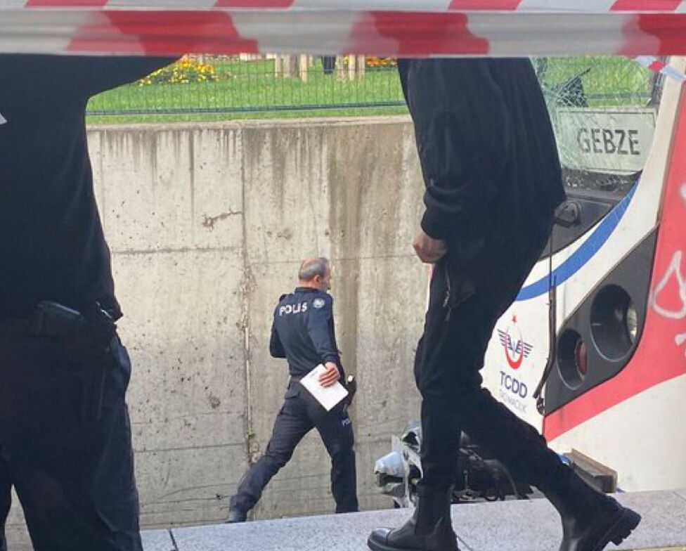 Marmaray'da intihar! Rayların önüne atlayan adam canından oldu - 2. Resim