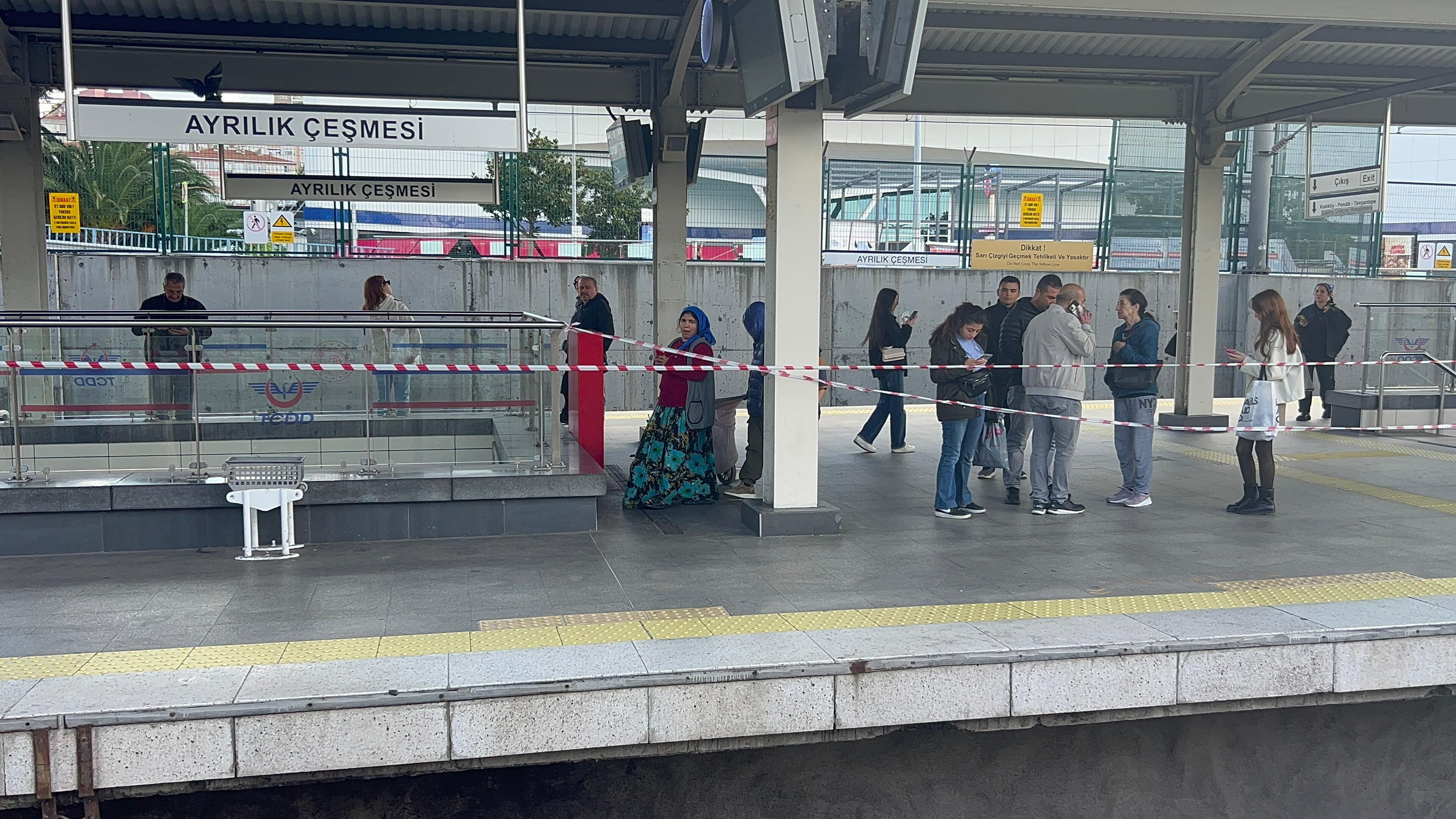 Marmaray'da intihar! Rayların önüne atlayan adam canından oldu - 1. Resim