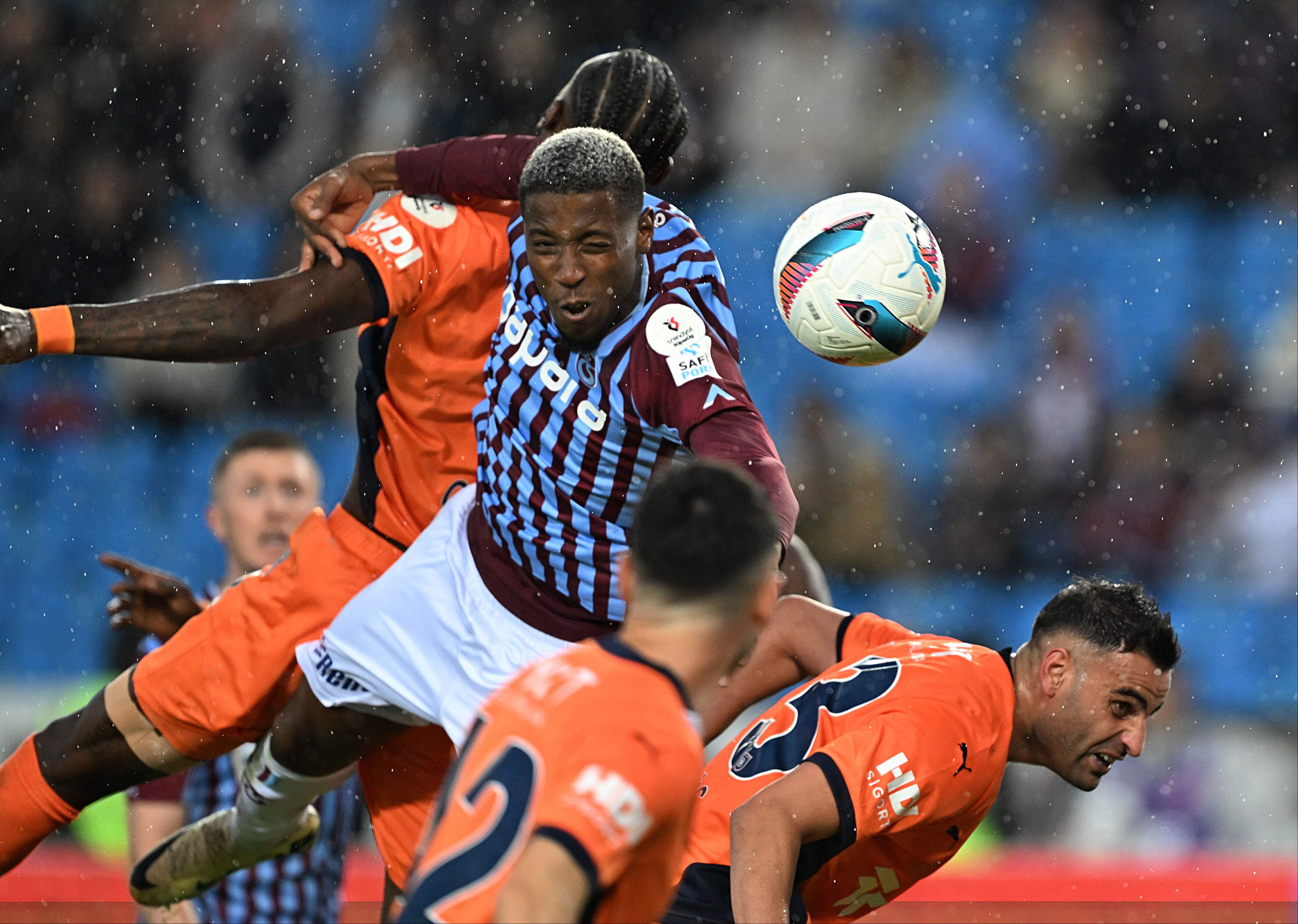 Elmalı şeker Edin Visca! Beraberliklerin takımı Trabzonspor Başakşehir önünde sevindi   - 1. Resim