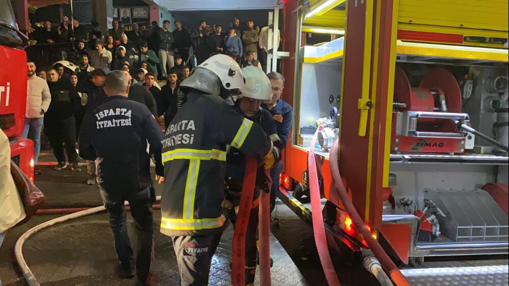 Isparta'da sıcak saatler! Eğlence merkezi cayır cayır yandı Isparta'da sıcak saatler! Eğlence merkezi cayır cayır yandı - 5. Resim