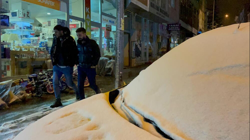 Lapa lapa kar yağdı, trafik felç oldu! Her yer biranda beyaza büründü Lapa lapa kar yağdı, trafik felç oldu! Her yer biranda beyaza büründü - 3. Resim