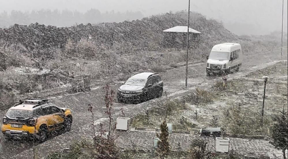 Lapa lapa kar yağdı, trafik felç oldu! Her yer biranda beyaza büründü Lapa lapa kar yağdı, trafik felç oldu! Her yer biranda beyaza büründü - 2. Resim