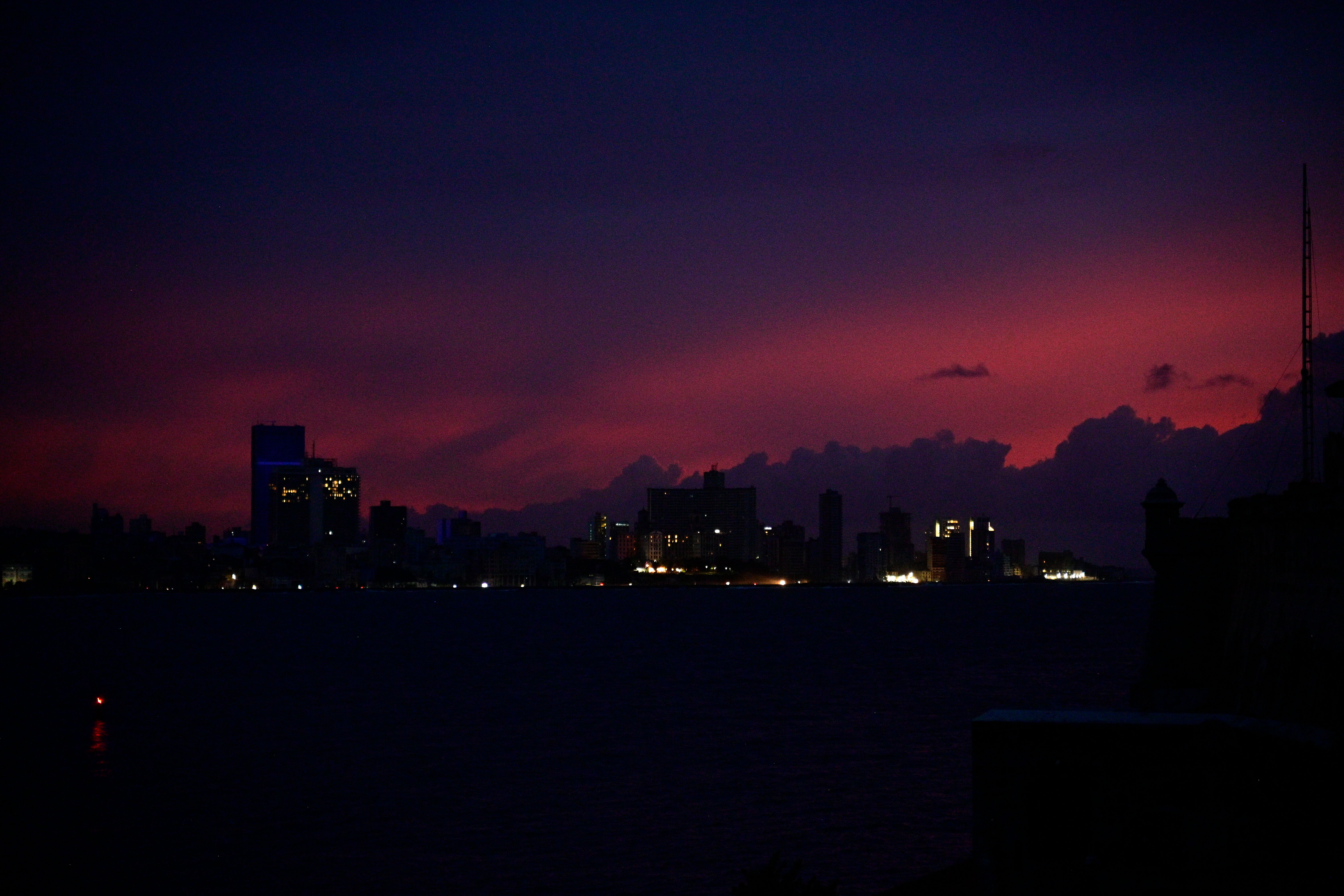 O ülkenin 24 saattir elektriği yok! Teknik arıza çözülemiyor - 3. Resim