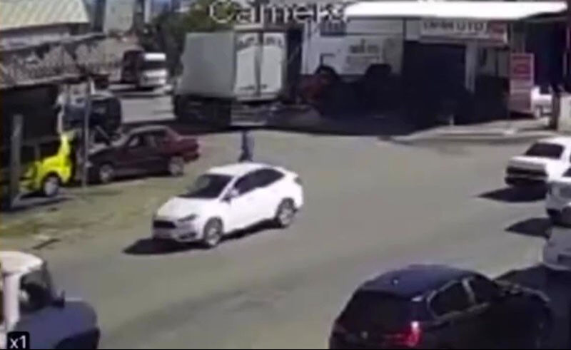 Polise pompalı tüfekle saldırı! Kan donduran görüntüler ortaya çıktı Polise pompalı tüfekle saldırı! Kan donduran görüntüler ortaya çıktı - 2. Resim