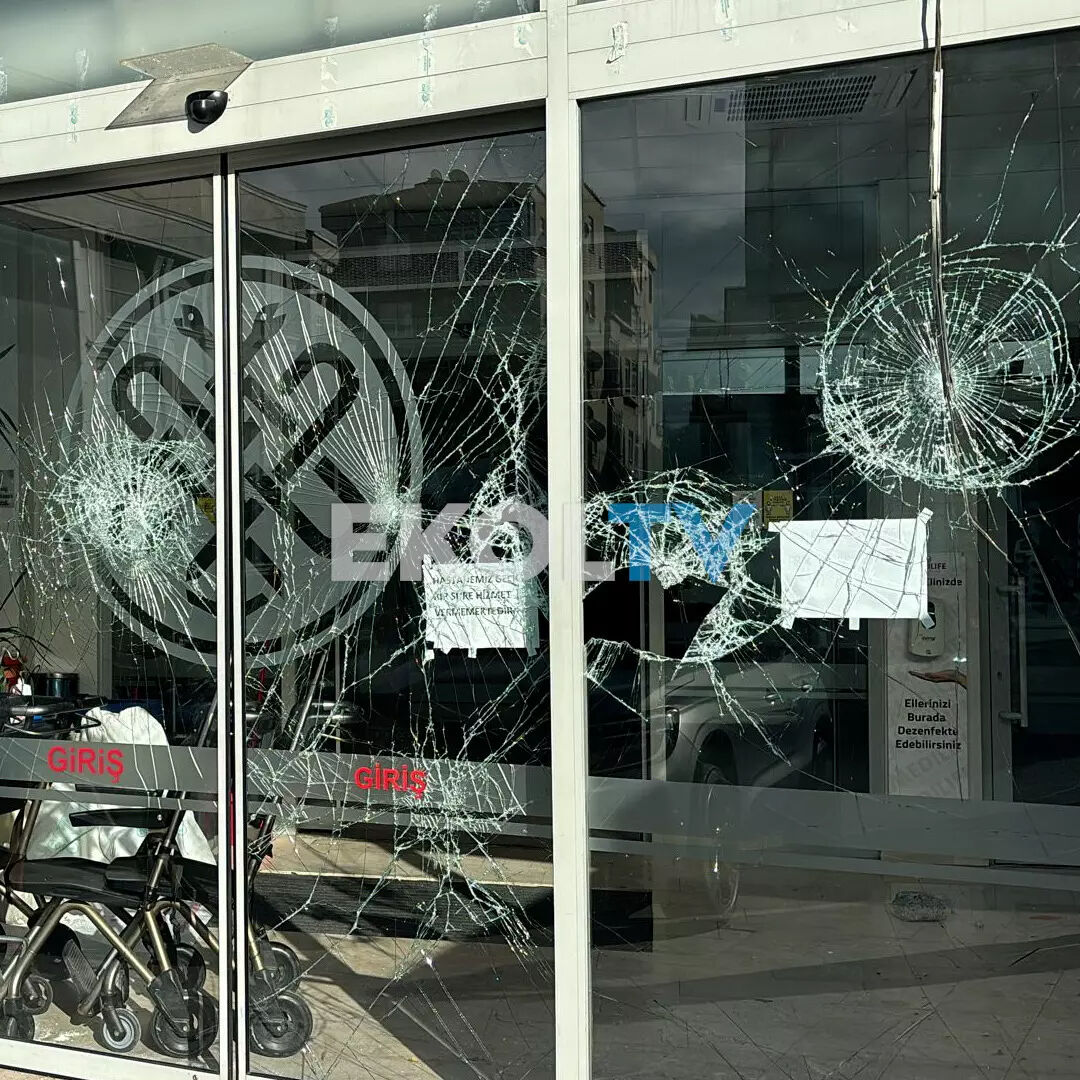'Yenidoğan' skandalında adı geçen hastaneye taşlı saldırı - 1. Resim