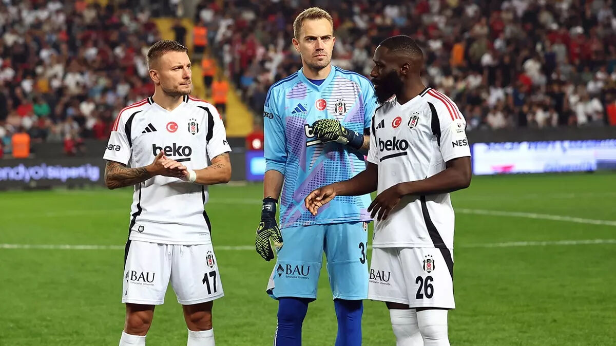 Beşiktaş'ta Galatasaray derbisi öncesi sakatlık şoku! Milli kaleci Mert Günok sol omuzundan tedaviye alındı - 1. Resim