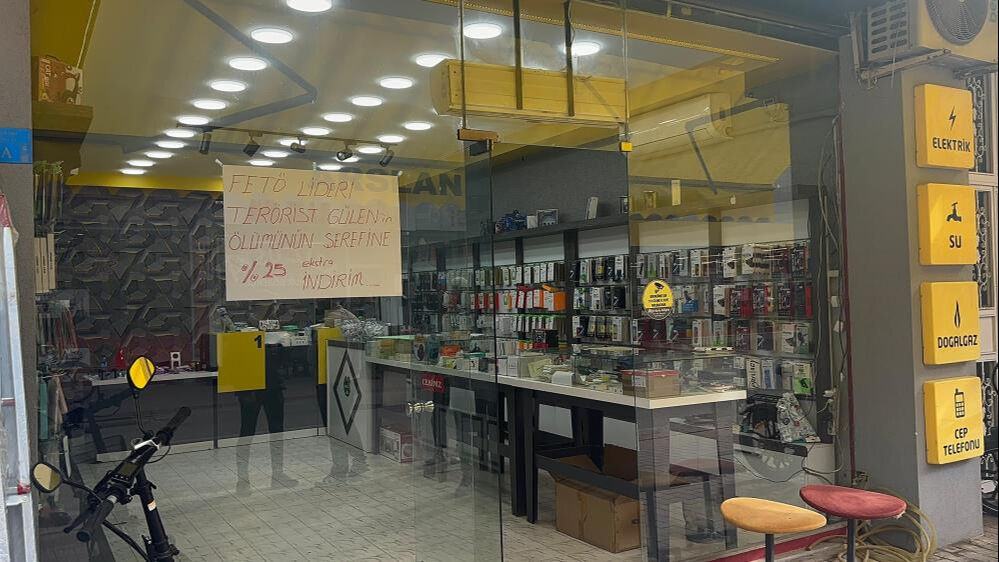 Bursa'da esnaflar Fetullah Gülen'in ölmesinden dolayı indirim kampanyası başlattı - 5. Resim