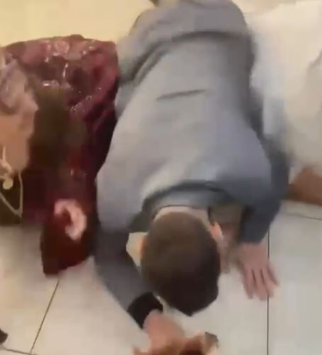 Düğünde çiçek kapma yarışı! Damadın arkadaşları gelini yere düşürdü - 1. Resim