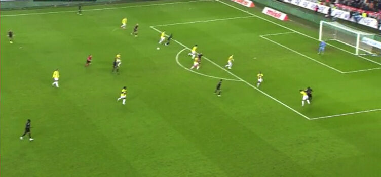 Fenerbahçelileri çıldırtan pozisyon için net yorum! Samsun'un golü öncesi faul var mı? - 4. Resim