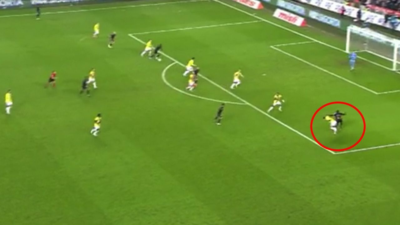 Fenerbahçelileri çıldırtan pozisyon için net yorum! Samsun&#039;un golü öncesi faul var mı?