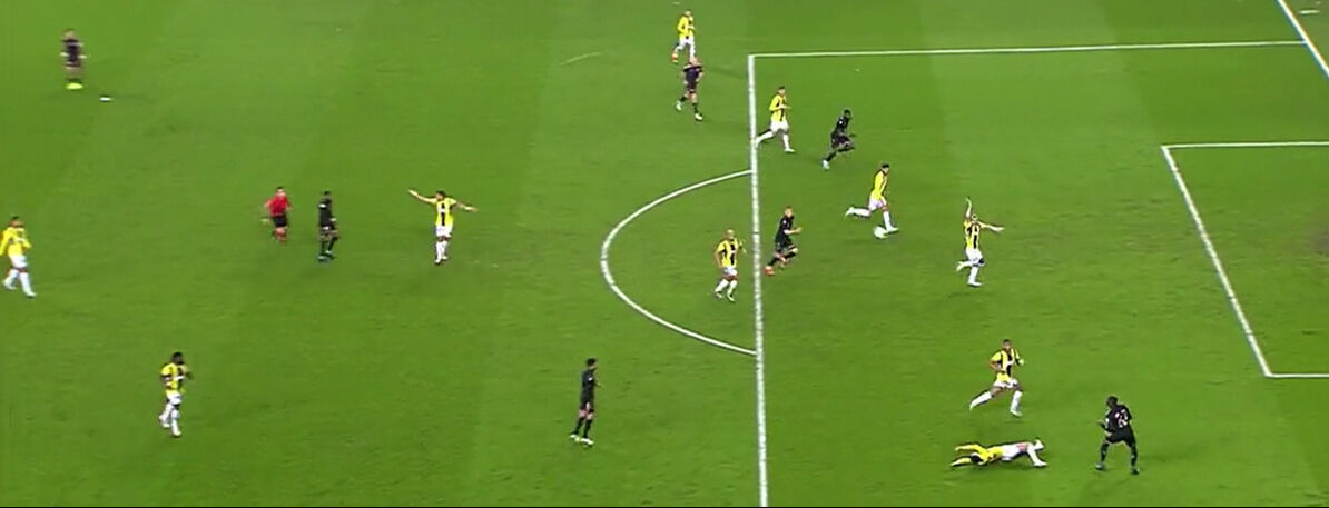 Fenerbahçelileri çıldırtan pozisyon için net yorum! Samsun'un golü öncesi faul var mı? - 5. Resim