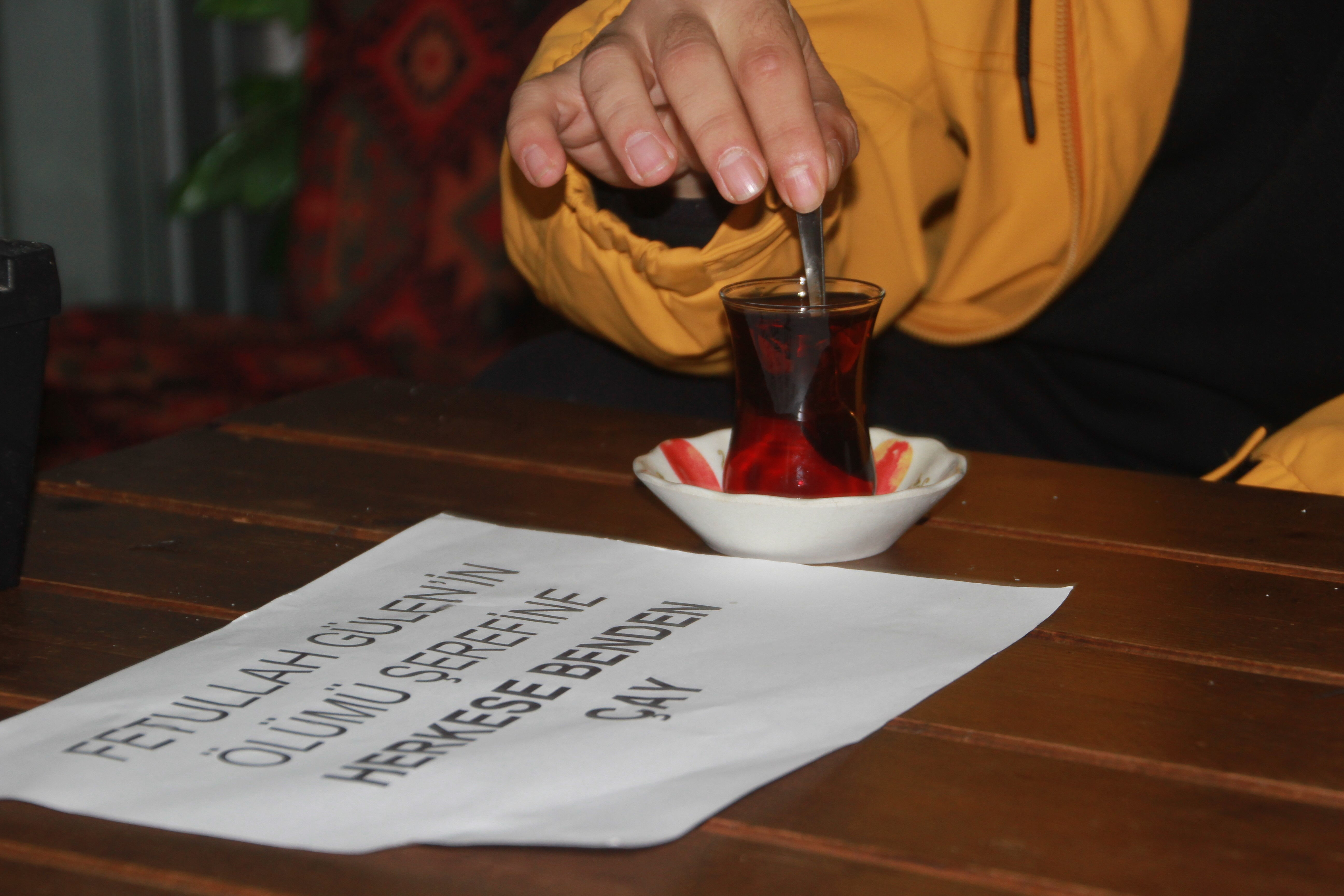 FETÖ elebaşı Fetullah Gülen'in ölümüne sevinen Ordulu esnaf ücretsiz çay dağıttı... ‟İnşallah sırada diğer terör elebaşları var” - 1. Resim