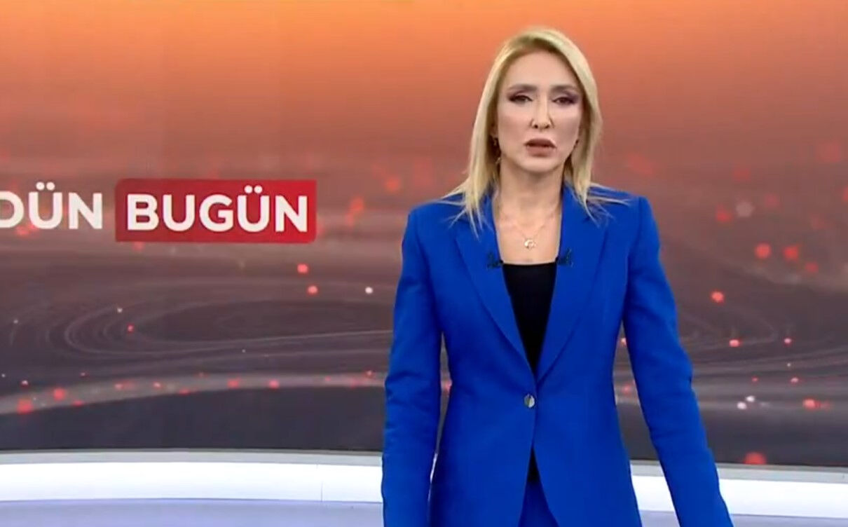 Fetullah Gülen'in ölüm haberini veren TRT spikerinden dikkat çeken kıyafet! Mesajı gayet net Fetullah Gülen'in ölüm haberini veren TRT spikerinden dikkat çeken kıyafet! Mesajı gayet net - 1. Resim