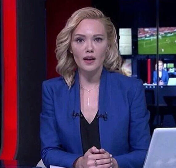 Fetullah Gülen'in ölüm haberini veren TRT spikerinden dikkat çeken kıyafet! Mesajı gayet net Fetullah Gülen'in ölüm haberini veren TRT spikerinden dikkat çeken kıyafet! Mesajı gayet net - 3. Resim