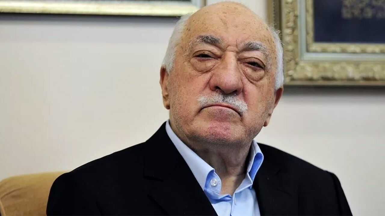 Fetullah Gülen'in ölüm haberini veren TRT spikerinden dikkat çeken kıyafet! Mesajı gayet net Fetullah Gülen'in ölüm haberini veren TRT spikerinden dikkat çeken kıyafet! Mesajı gayet net - 2. Resim