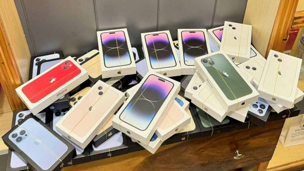 İrlanda'da 800'den fazla sahte Apple cihazı ele geçirildi! Değerleri 170,000 dolardan fazla İrlanda'da 800'den fazla sahte Apple cihazı ele geçirildi! Değerleri 170,000 dolardan fazla - 1. Resim