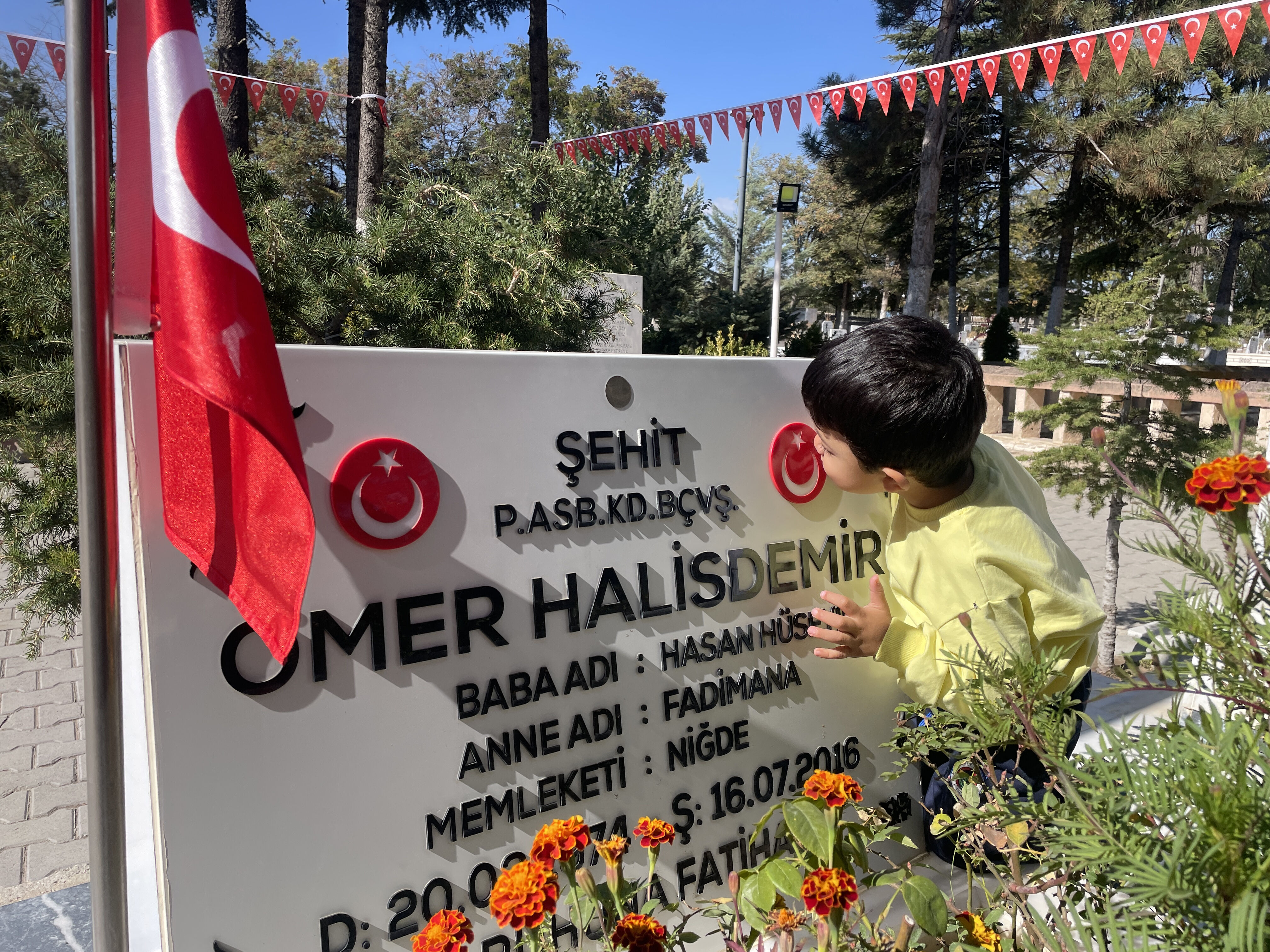 Kabrine geldiler! FETÖ elebaşının ölüm haberinin ardından şehit Ömer Halisdemir ziyaret edildi - 1. Resim