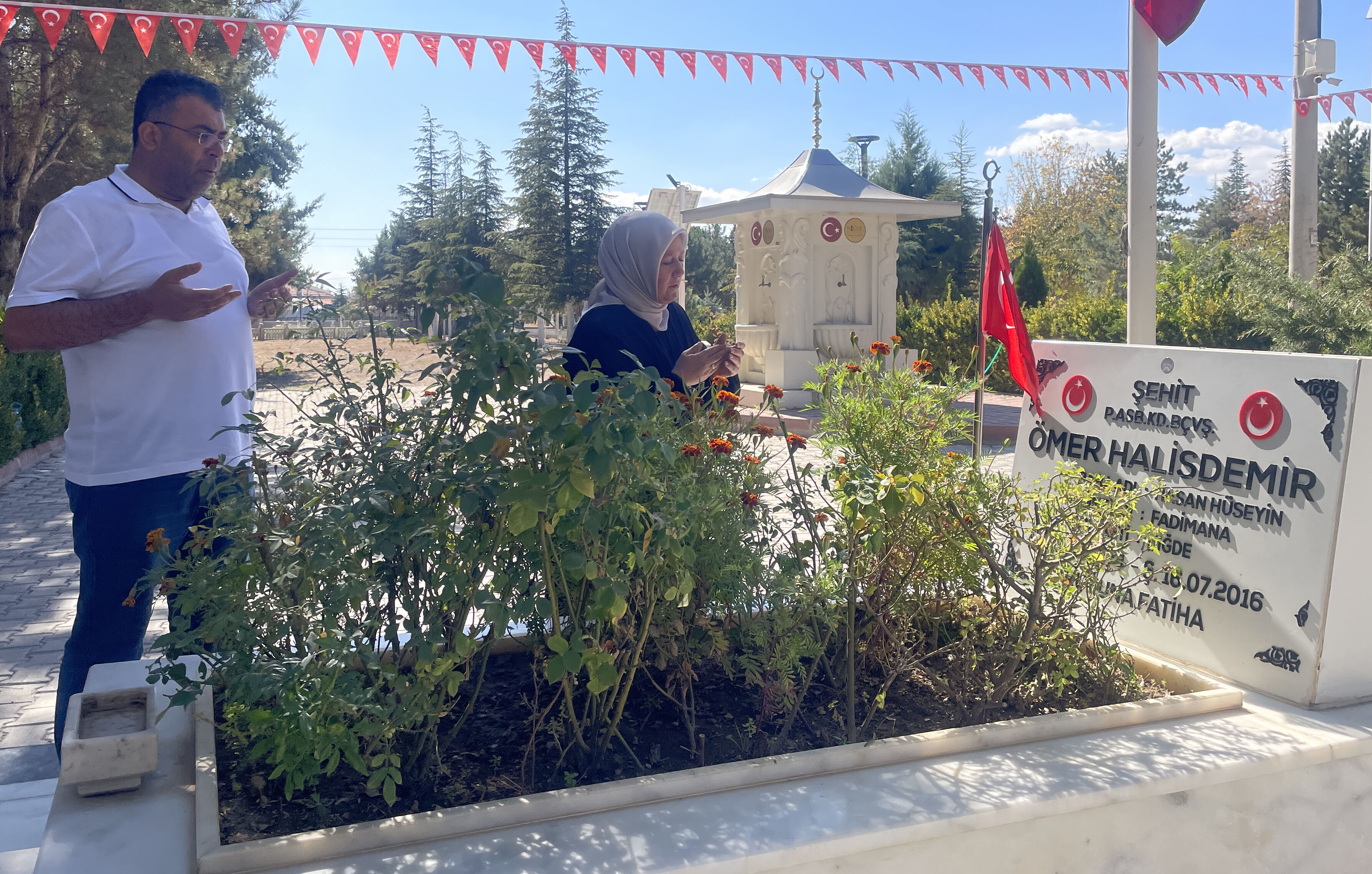 Kabrine geldiler! FETÖ elebaşının ölüm haberinin ardından şehit Ömer Halisdemir ziyaret edildi - 2. Resim
