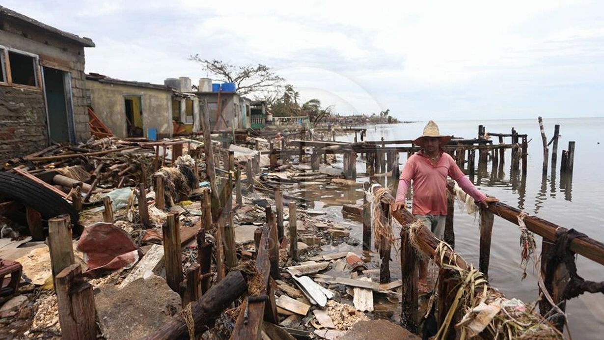 Küba'da 3 gündür süren elektrik kesintisine bir de fırtına eklendi - 3. Resim