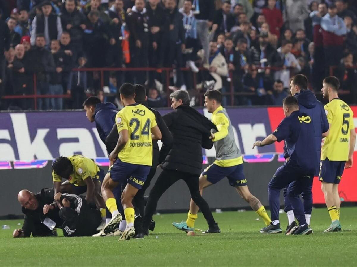 Olaylı Trabzonspor-Fenerbahçe maçı sonrası 3 futbolcu için karar verildi - 1. Resim