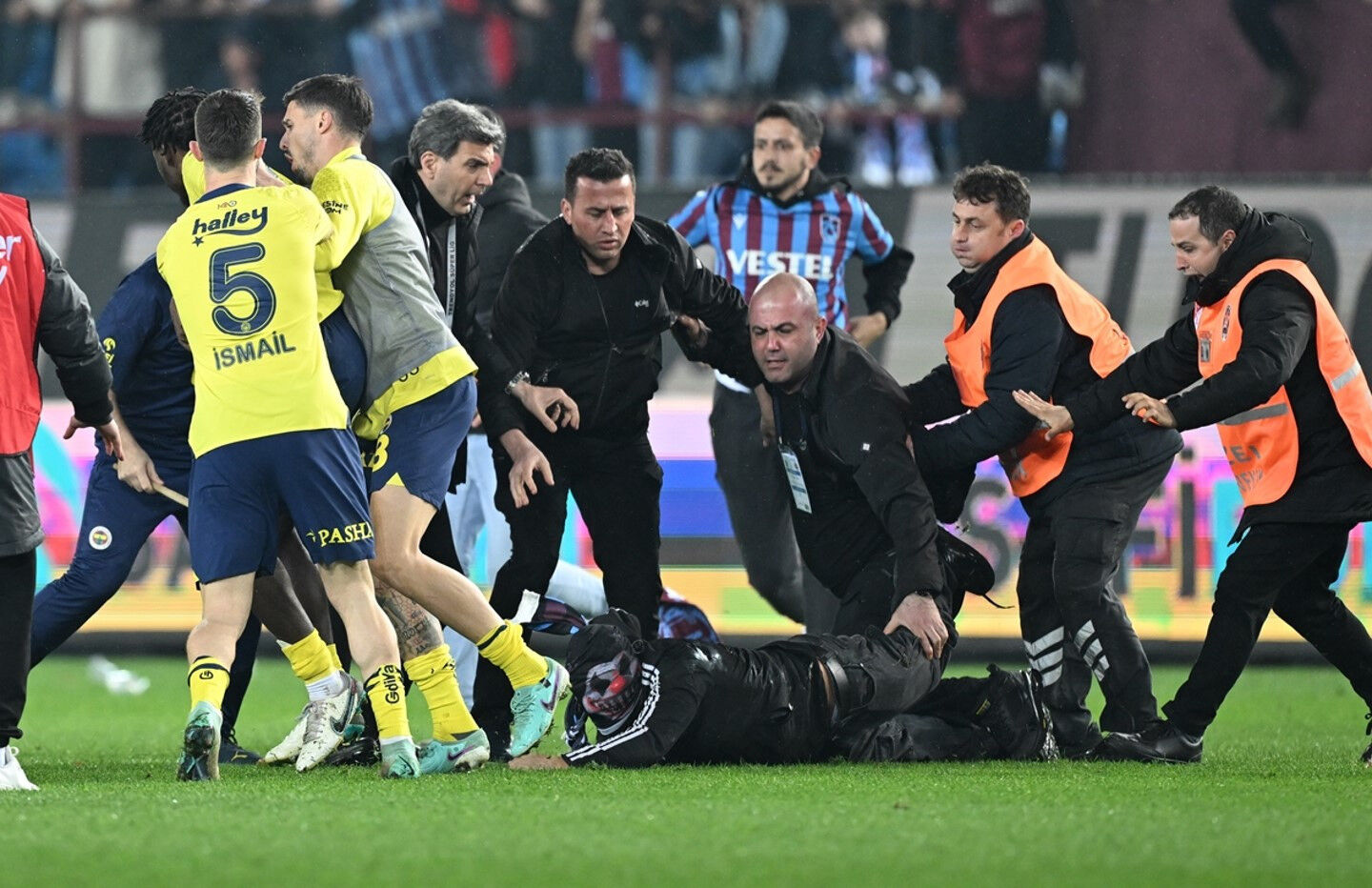 Olaylı Trabzonspor-Fenerbahçe maçı sonrası 3 futbolcu için karar verildi - 2. Resim